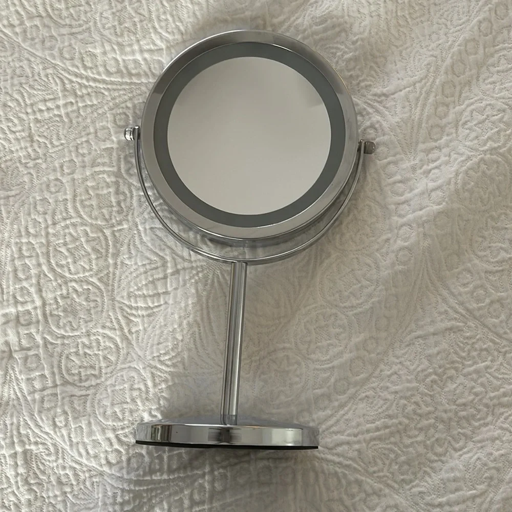 Magnifying/ light makeup mirror
